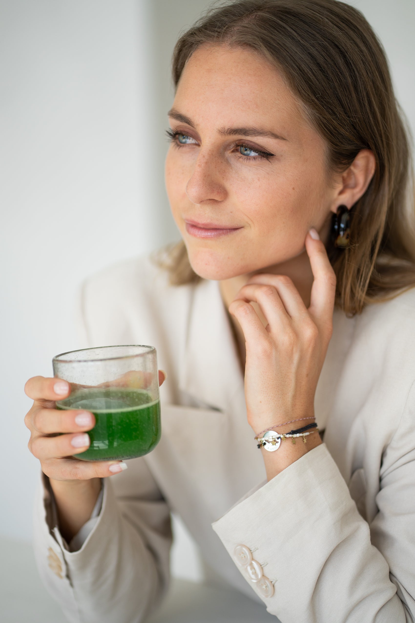 Vrouw drinkt matcha thee