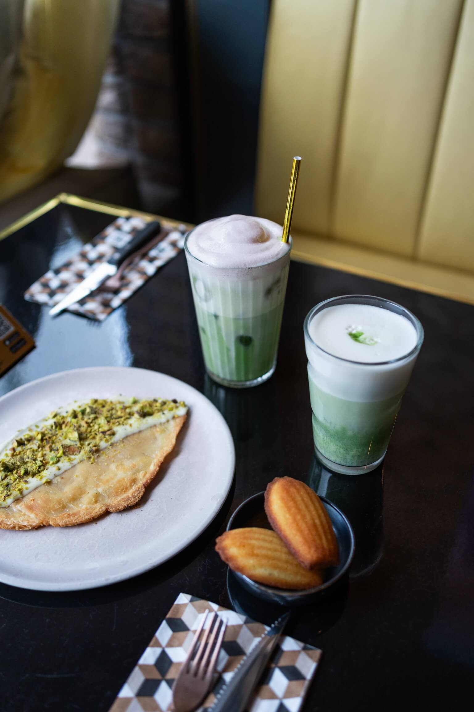 twee matcha lattes in een restaurant met eten
