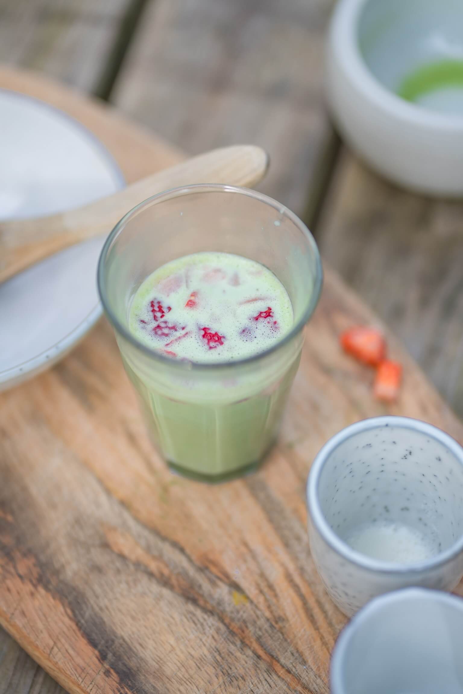 matcha latte met aardbeien erdoorheen