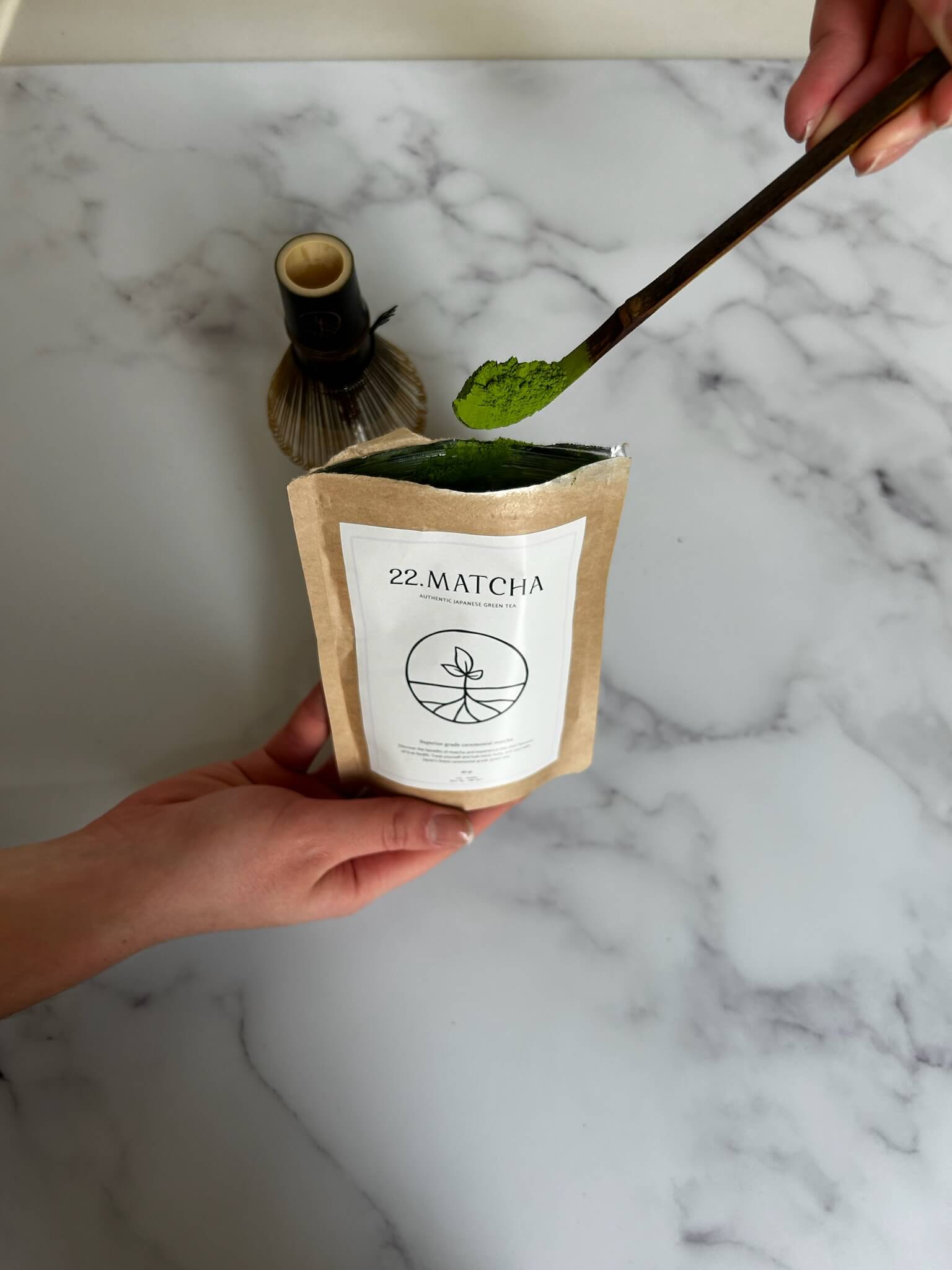 matcha met een lepel uit het 22.matcha zakje scheppen