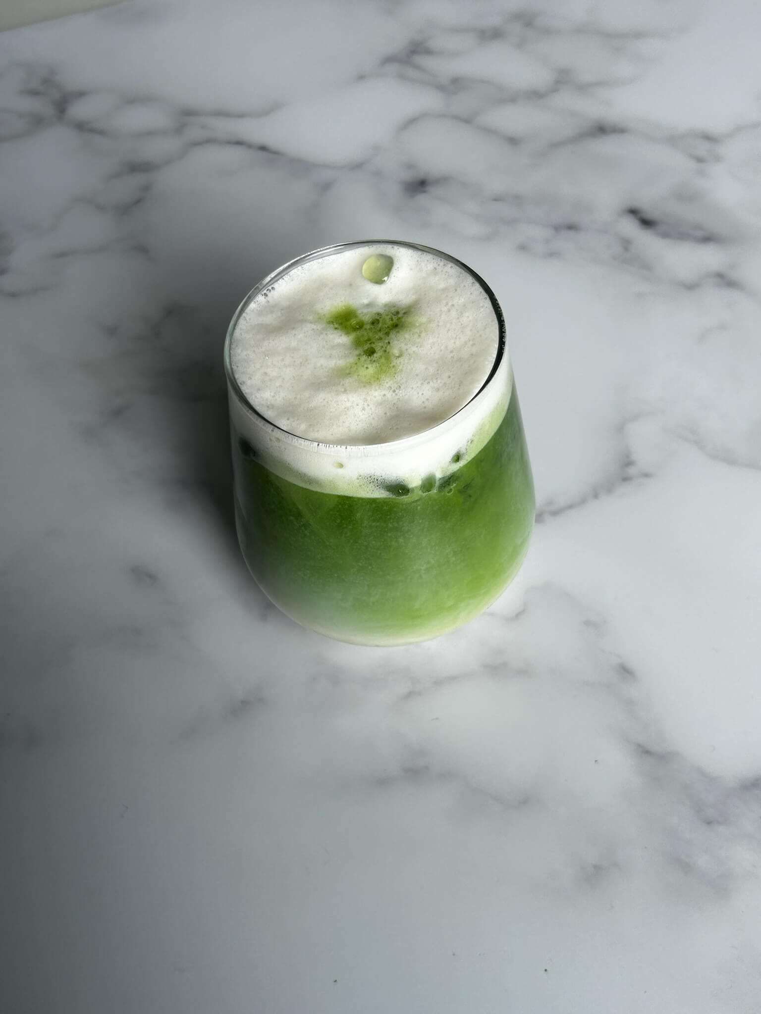 matcha latte in een glas