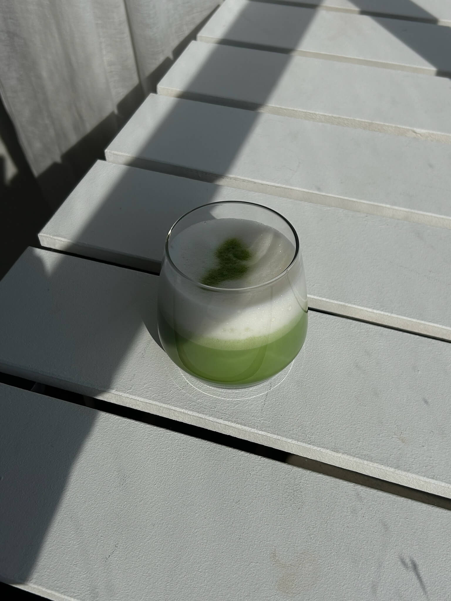 matcha latte op het balkon