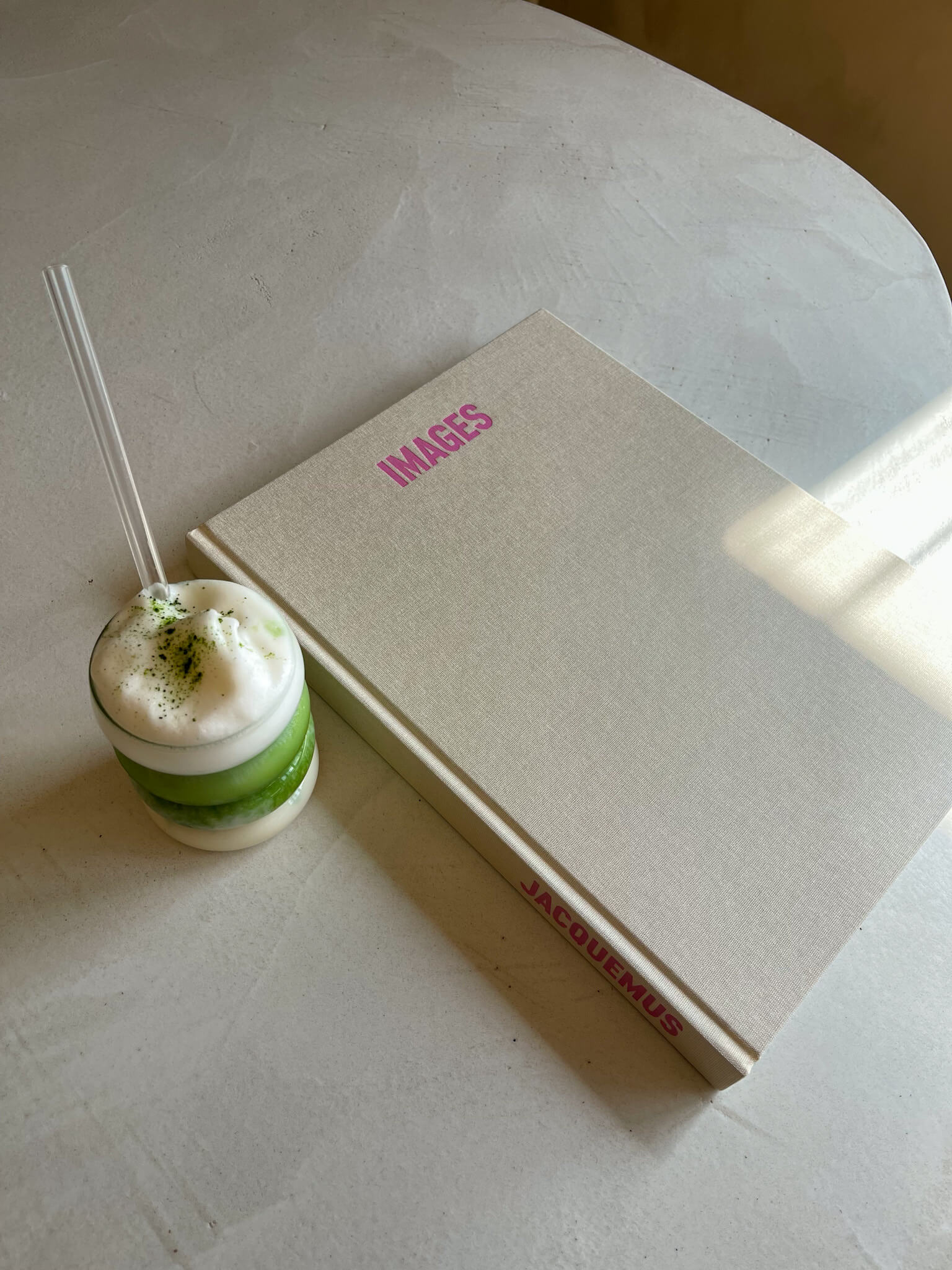matcha foam latte met een notitieboek