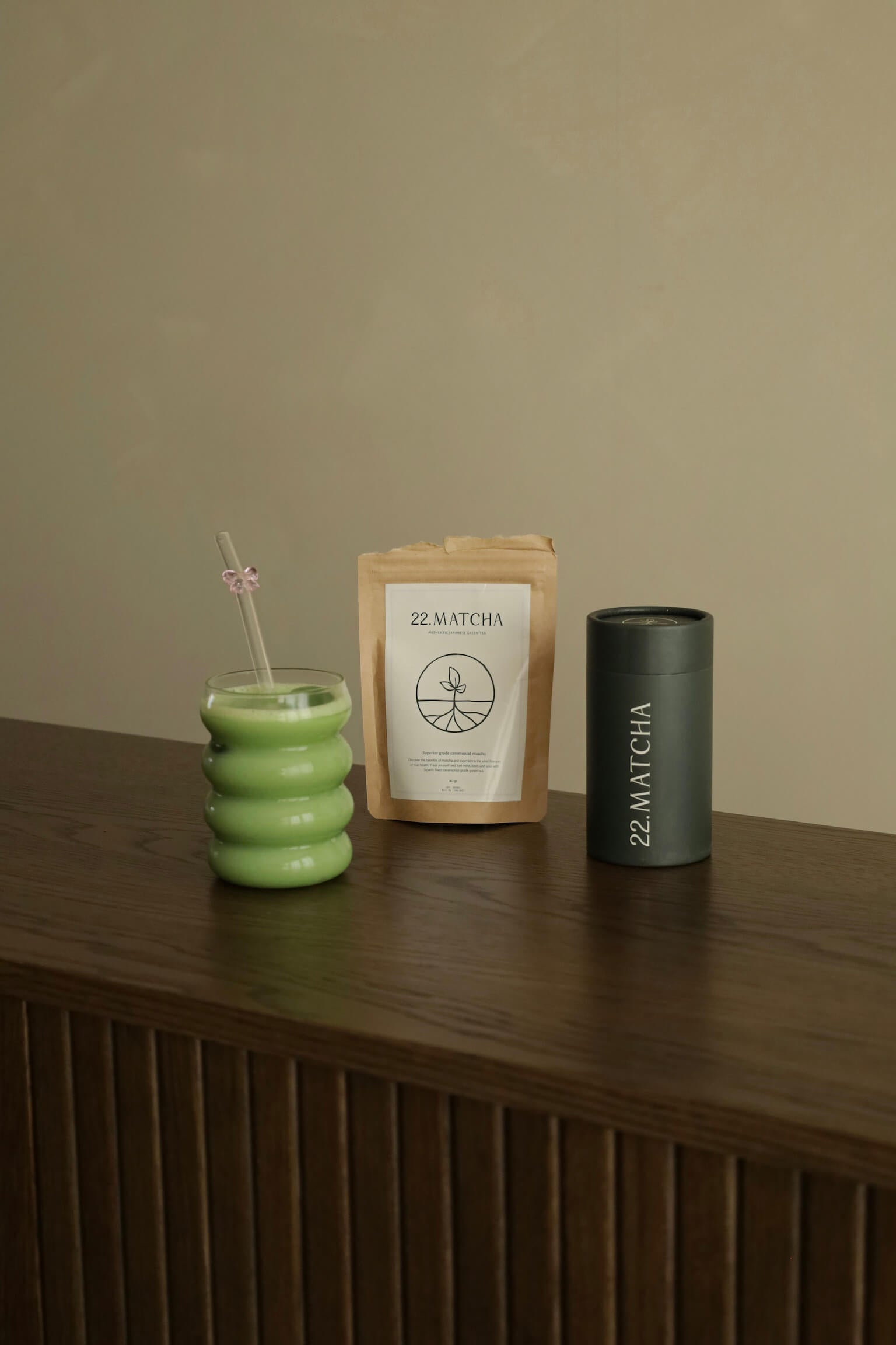 matcha latte met een 22.matcha zakje en klopper