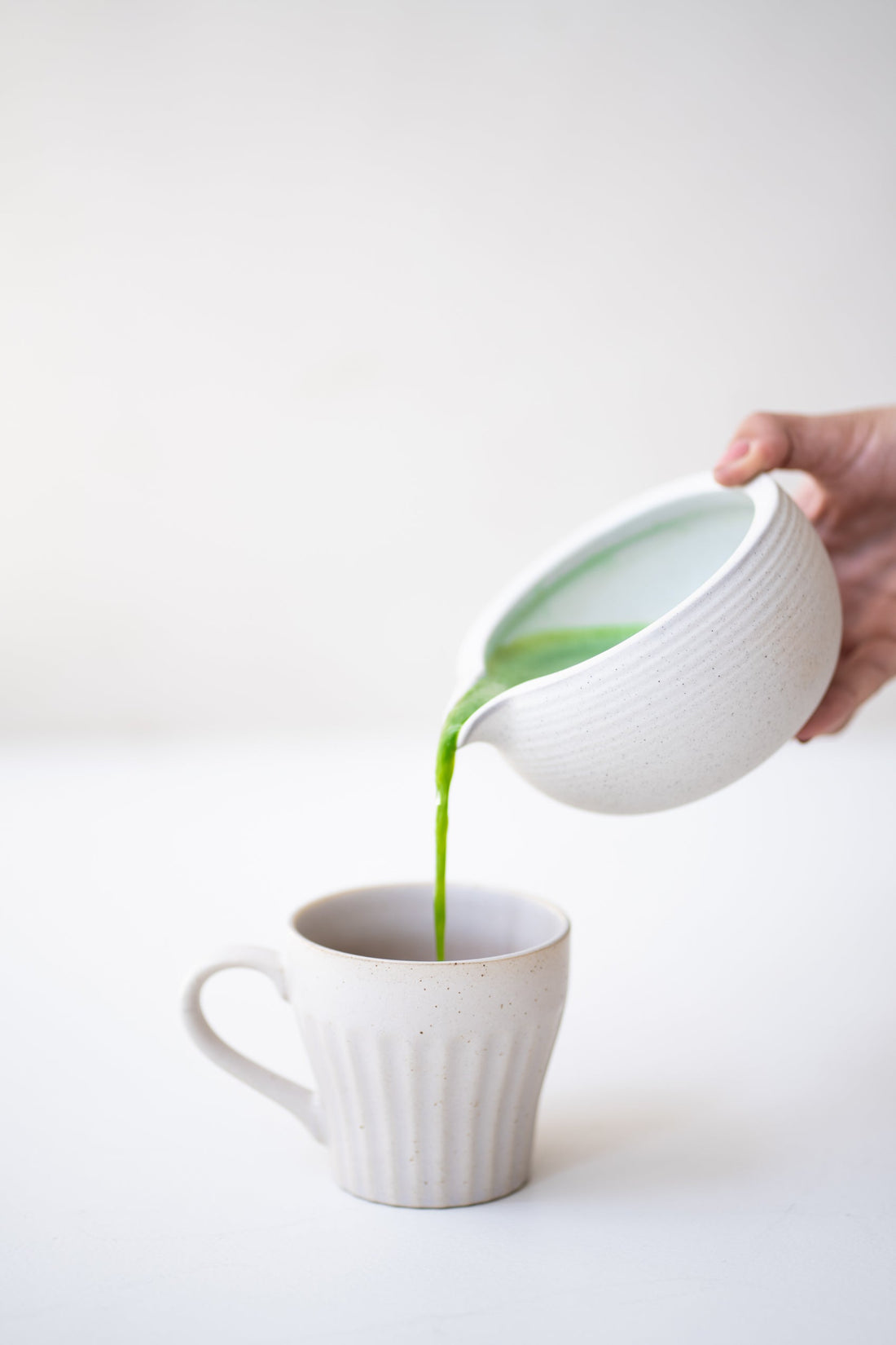 matcha wordt geschonken in een witte mok