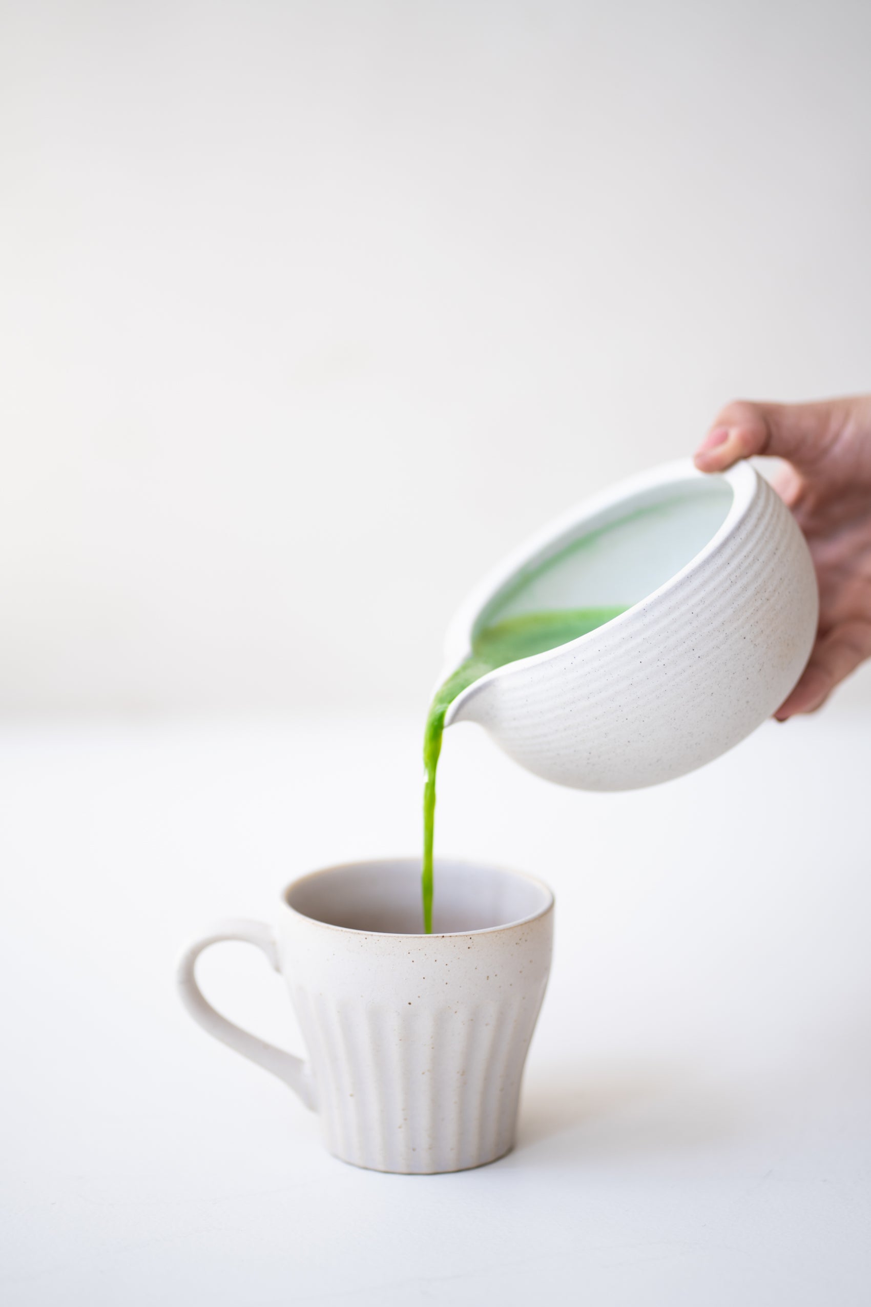 matcha wordt geschonken in een witte mok