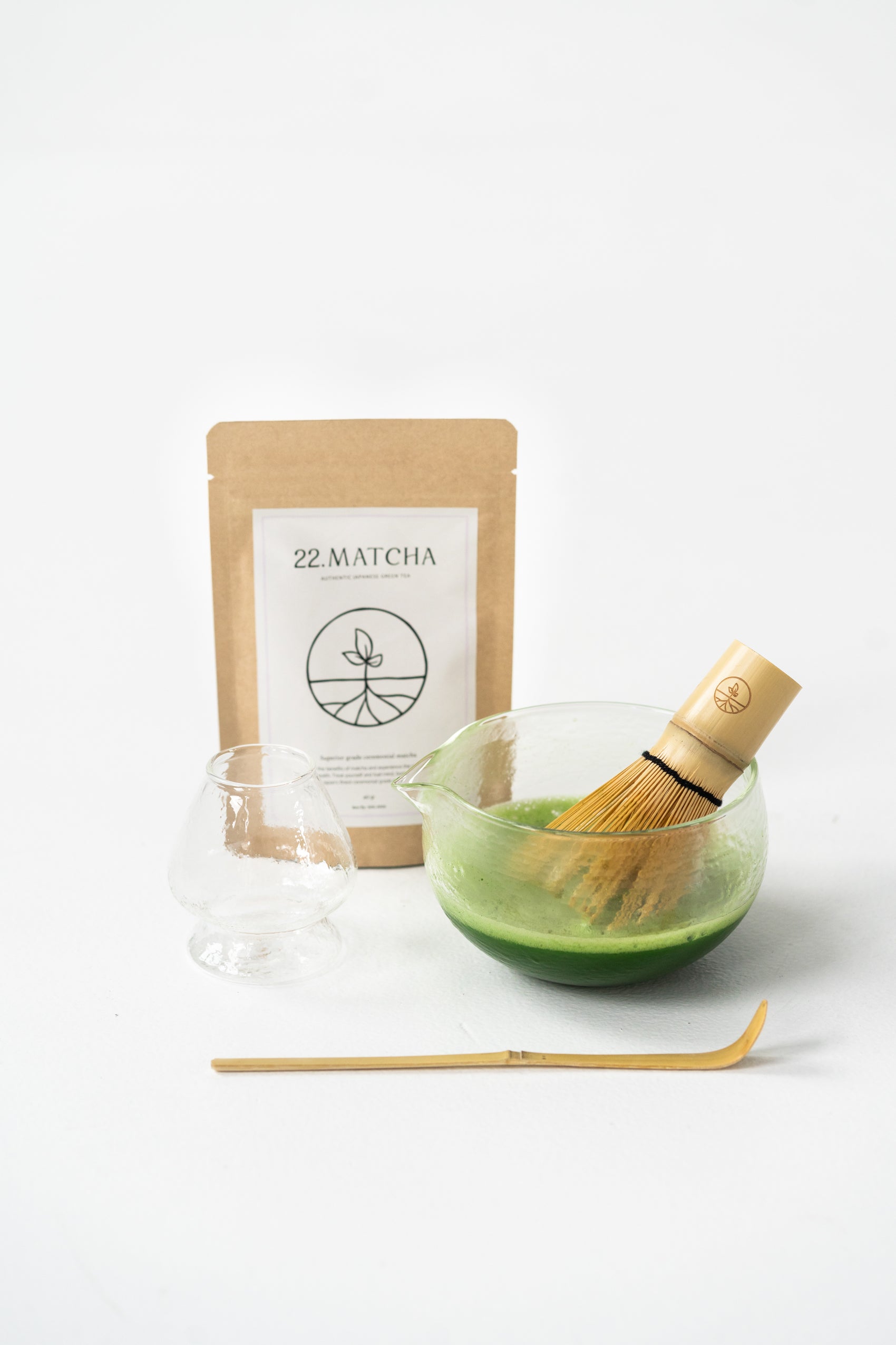 22.Matcha starterkit met matcha in de kom en een 22.Matcha zak op de achtergrond