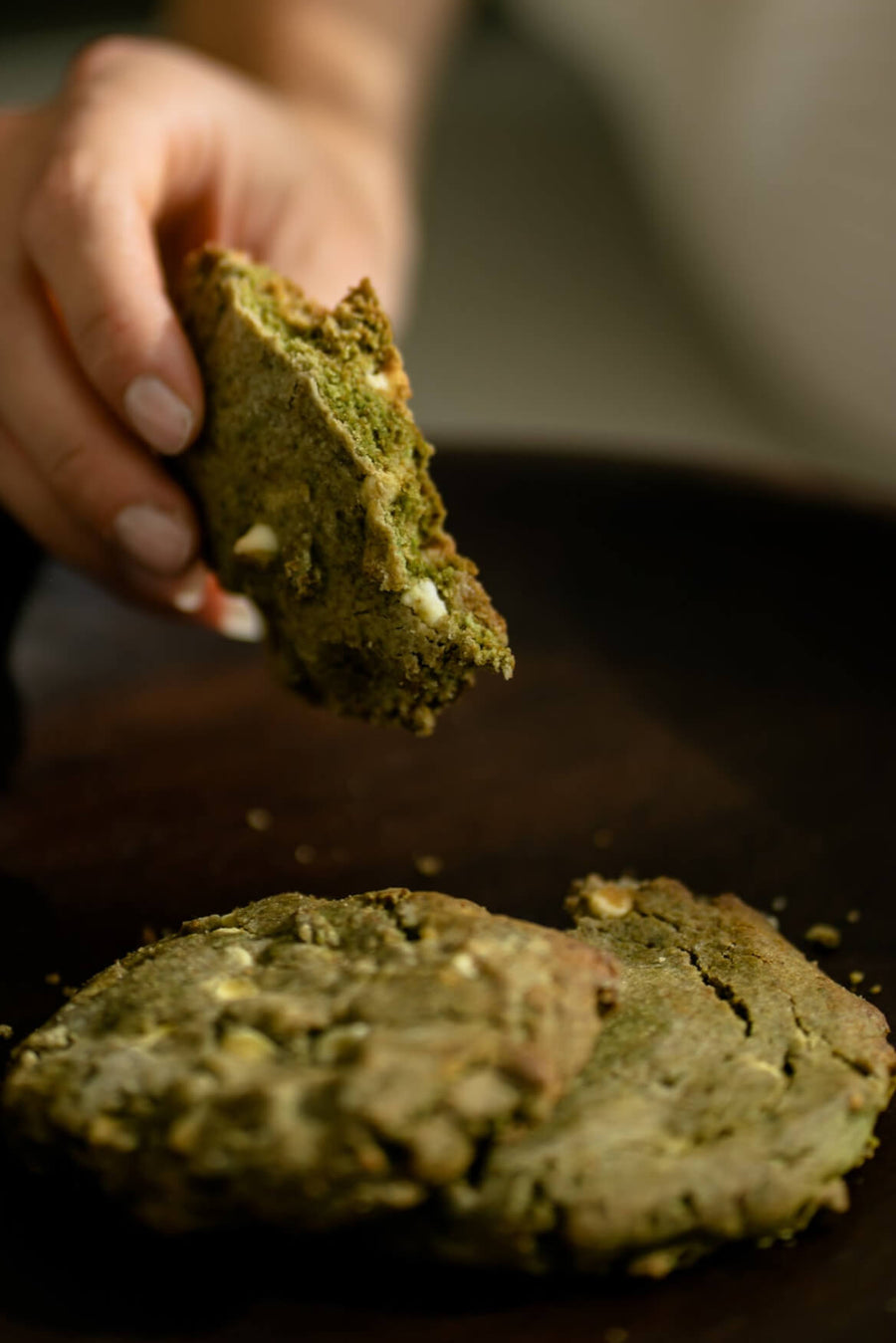 Matcha cookies met stukken witte chocolade op een bakplaat