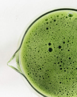 geklopte matcha in een matcha kom