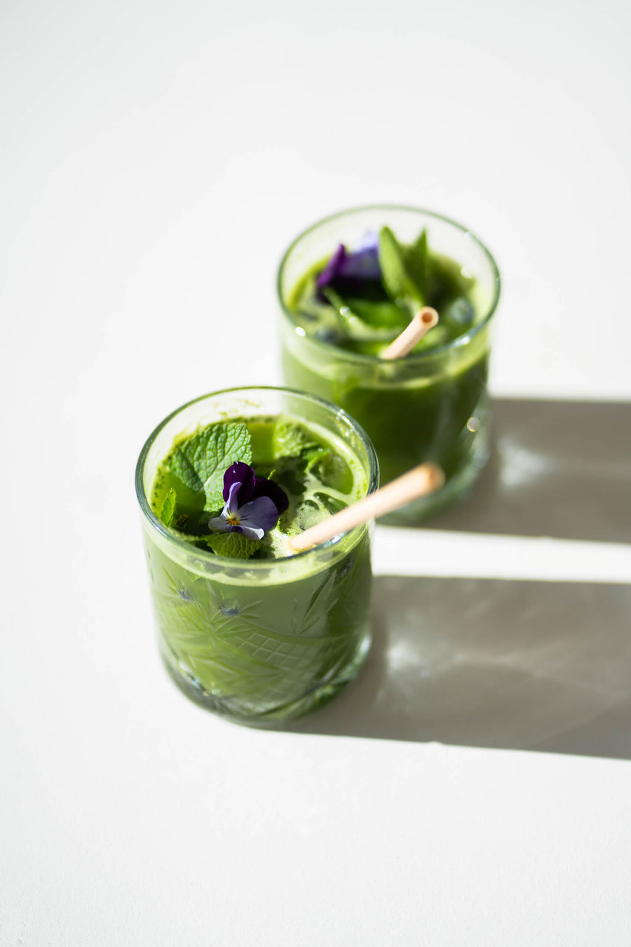 Matcha mojito in een glas met crushed ice, limoen en munt
