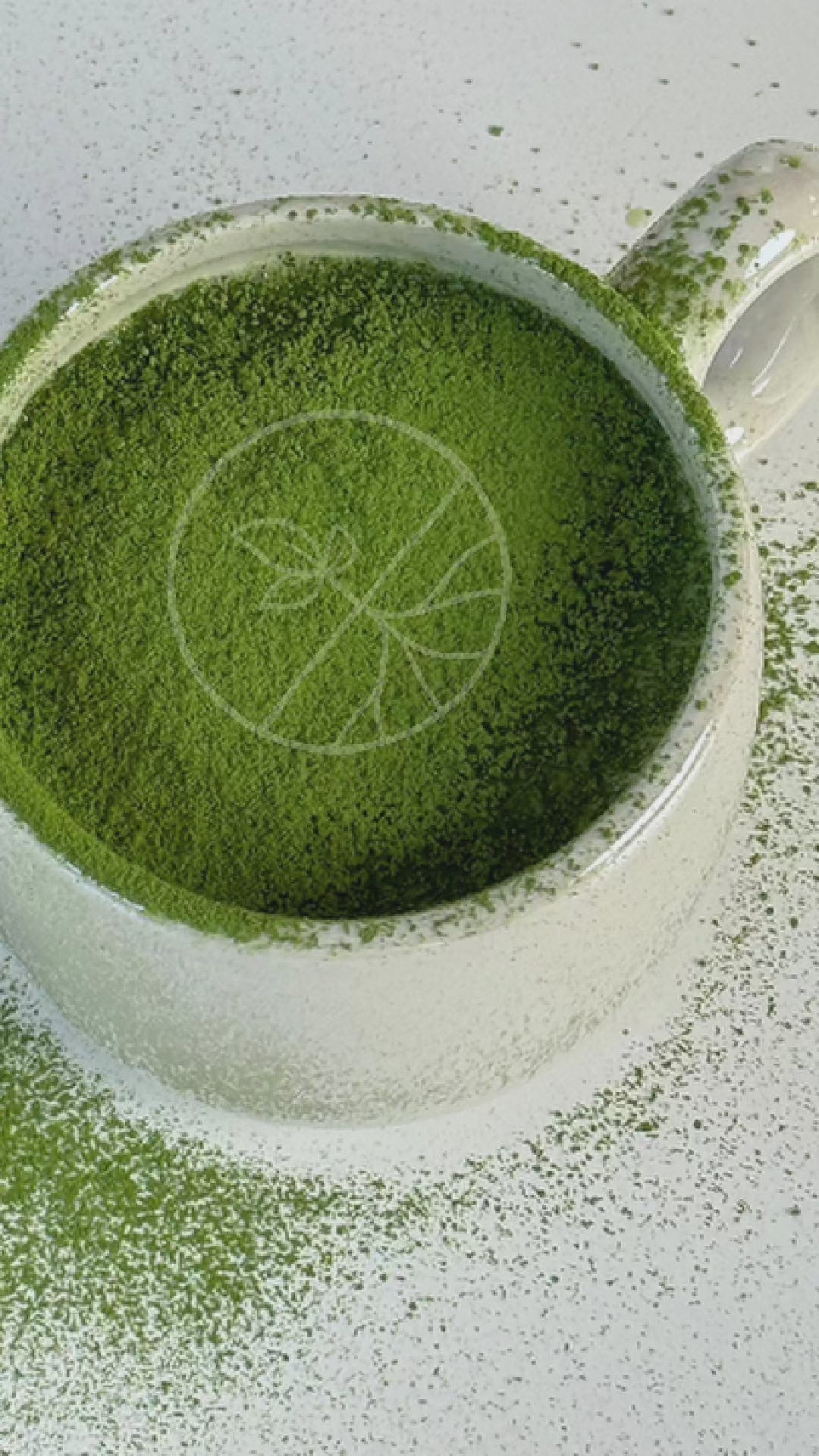 Matcha latte inschenken in glas